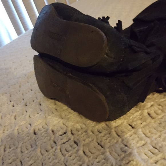 Minnetonka 3-layer fringe boots. - Picture 6 of 6